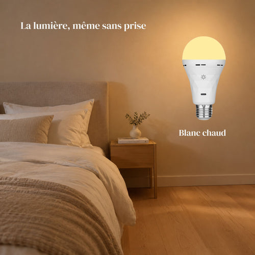 Ampoule LED rechargeable NOVA allumée en blanc chaud dans une chambre