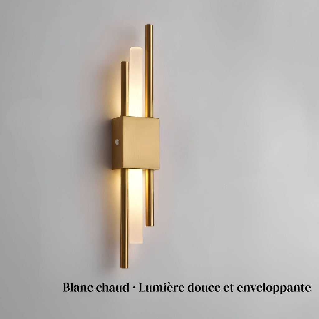 Applique murale LED OLIA dorée allumée en blanc chaud, lumière douce