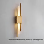 Applique murale LED OLIA dorée allumée en blanc chaud, lumière douce