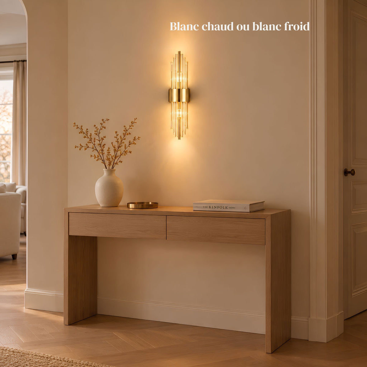 Applique murale dorée LYRA au-dessus d'une console, disponible en blanc chaud ou blanc froid