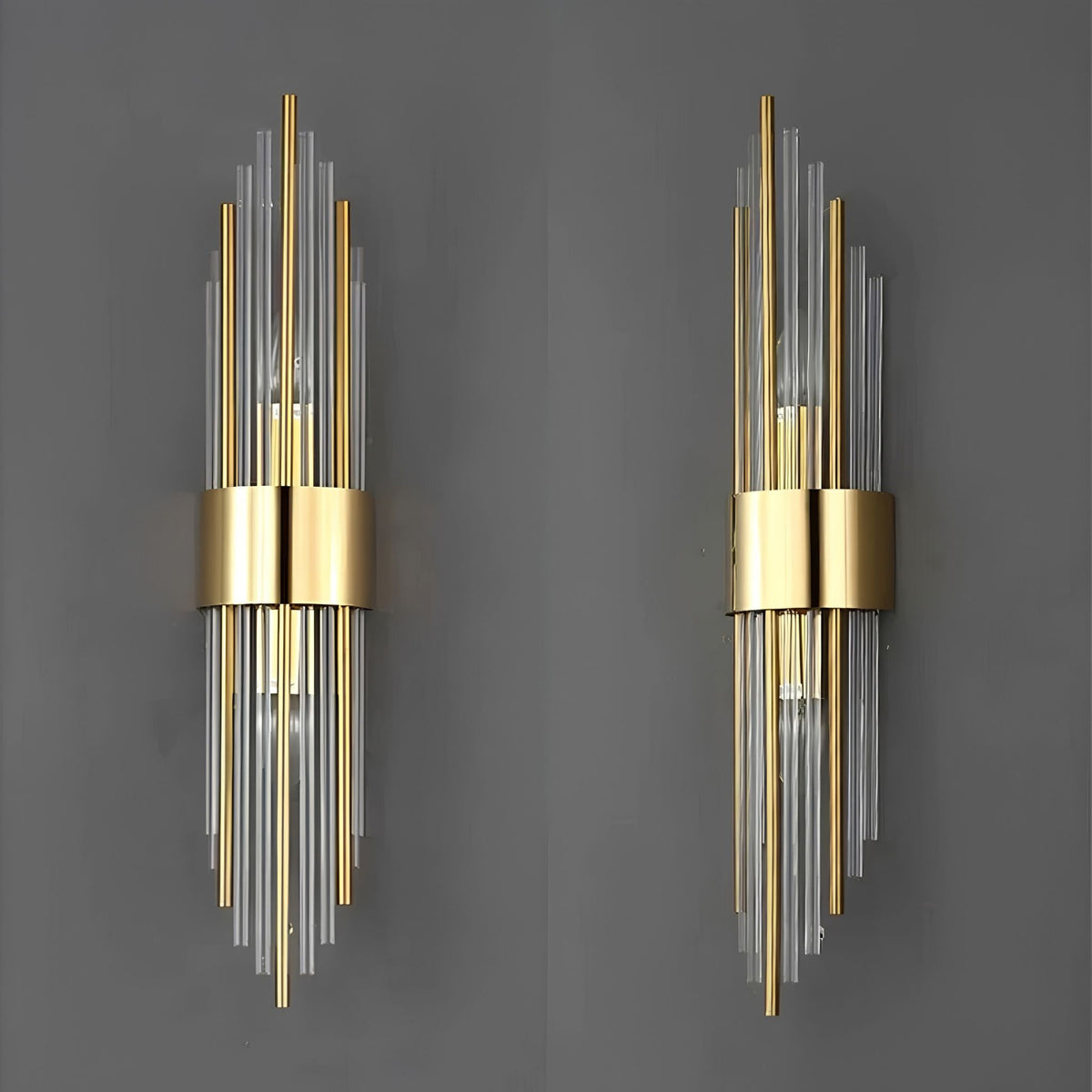 Deux appliques murales dorées LYRA éteintes, détail des tubes de verre