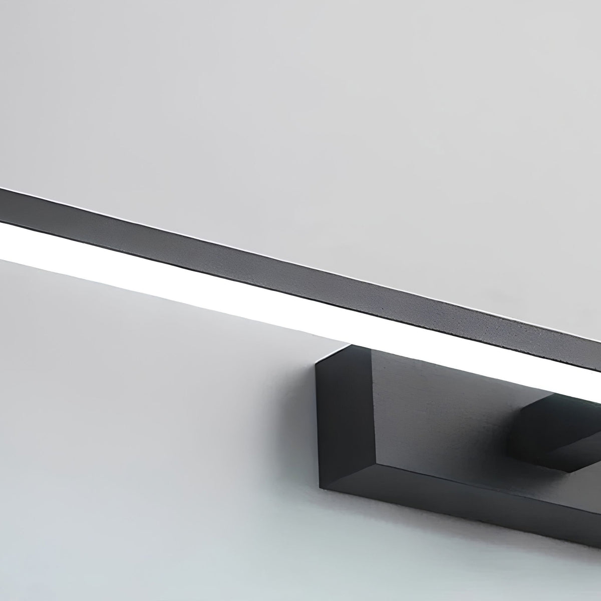 Détail de l'applique murale LED linéaire LARA noire allumée