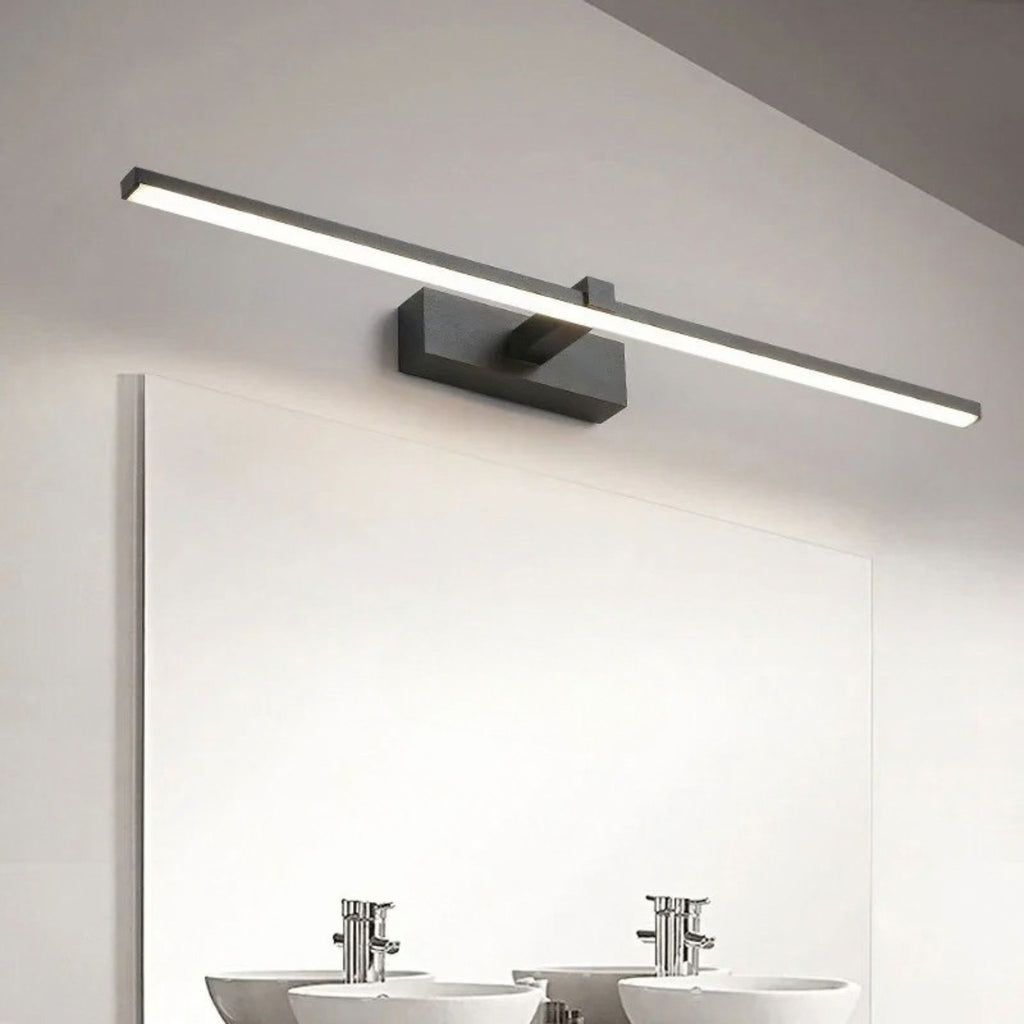 Applique LED LARA noire fixée au-dessus d'un miroir, éclairage vers le bas