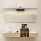 Applique murale LED noire LARA allumée au-dessus d'un miroir de salle de bain