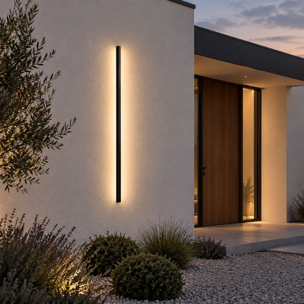 Applique murale extérieure LED IP65 VERA allumée sur une façade de maison au crépuscule