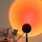 Lampe projecteur coucher de soleil SUNSET projetant un halo orange sur un mur