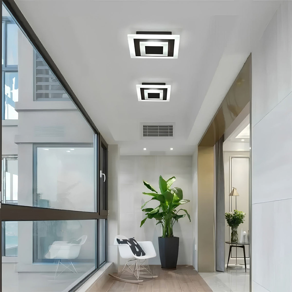 Plafonniers LED carrés KORA dans un couloir moderne lumineux