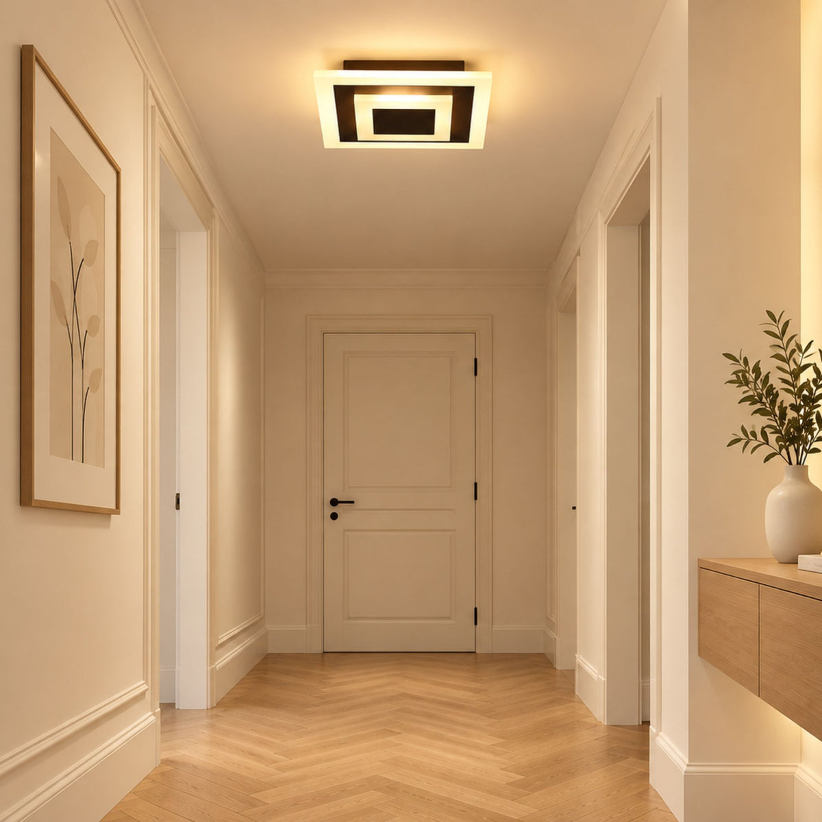 Plafonnier LED carré KORA allumé au plafond d'un couloir au parquet clair