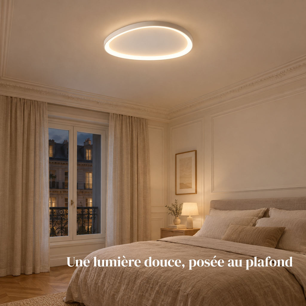 Plafonnier LED NUBA blanc allumé au plafond d'une chambre
