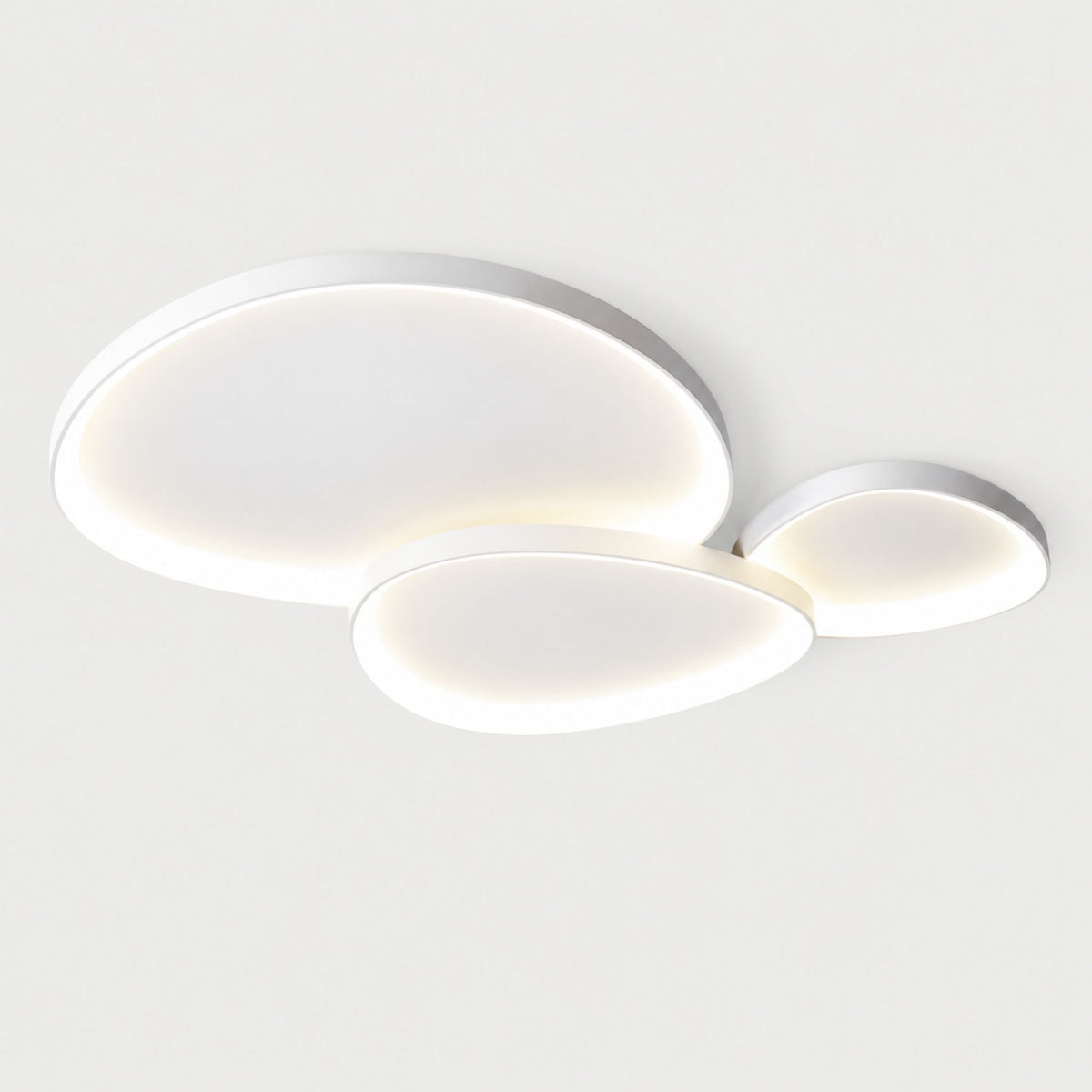 Plafonnier LED NUBA trio blanc, trois galets organiques éclairés sur le contour