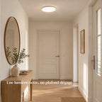 Plafonnier LED rond NOLA allumé au plafond d'un couloir, extra-plat de 4 cm