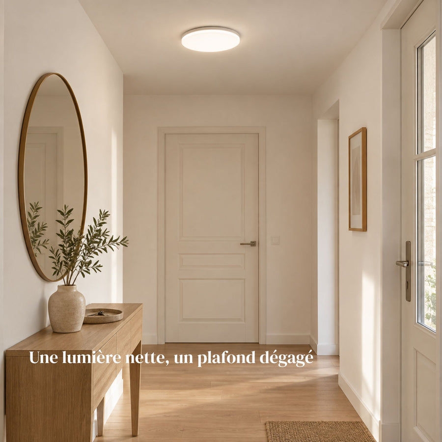 Plafonnier LED rond NOLA allumé au plafond d'un couloir, extra-plat de 4 cm