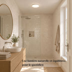 Plafonnier LED rond NOLA allumé au plafond d'une salle de bain
