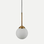 Suspension globe en verre blanc LUNA avec structure en métal doré