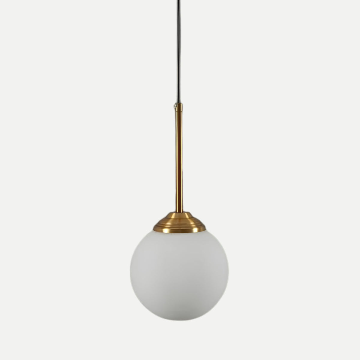 Suspension globe en verre blanc LUNA avec structure en métal doré