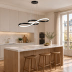 Suspension LED ONDA noire au-dessus d'un îlot de cuisine en bois et marbre