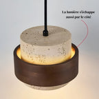 Détail de la pierre aux cavités naturelles et de l'anneau en bois de TERA