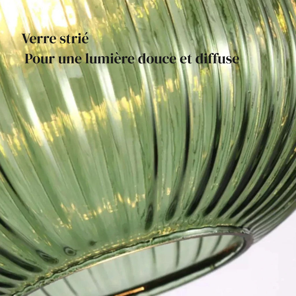 Gros plan sur le verre strié vert de la suspension ELIA