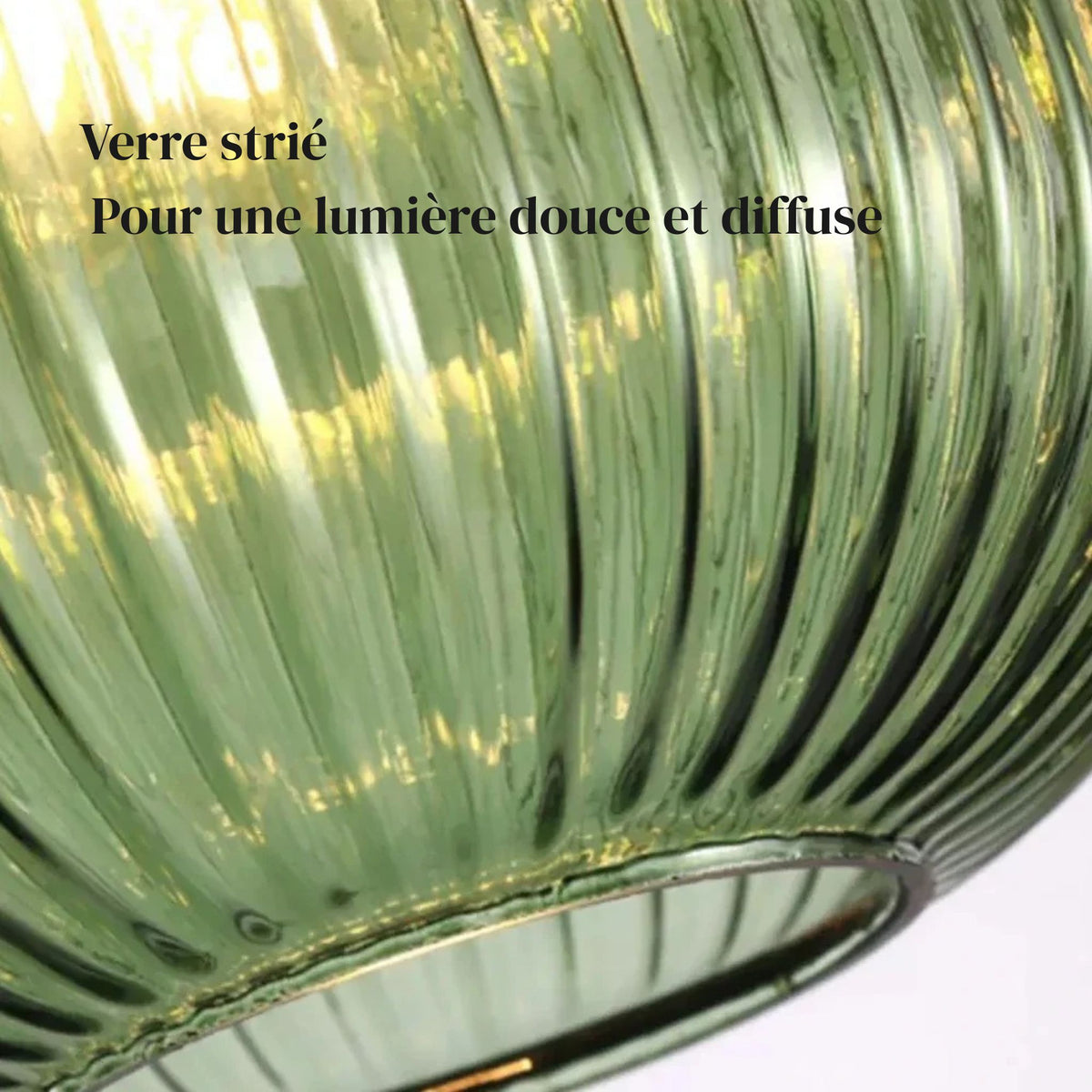 Gros plan sur le verre strié vert de la suspension ELIA
