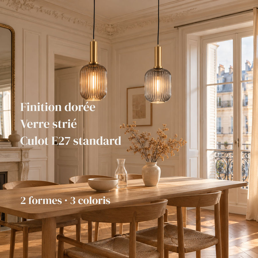 Suspensions ELIA cylindriques en verre strié cognac et gris fumé au-dessus d'une table de salle à manger en bois